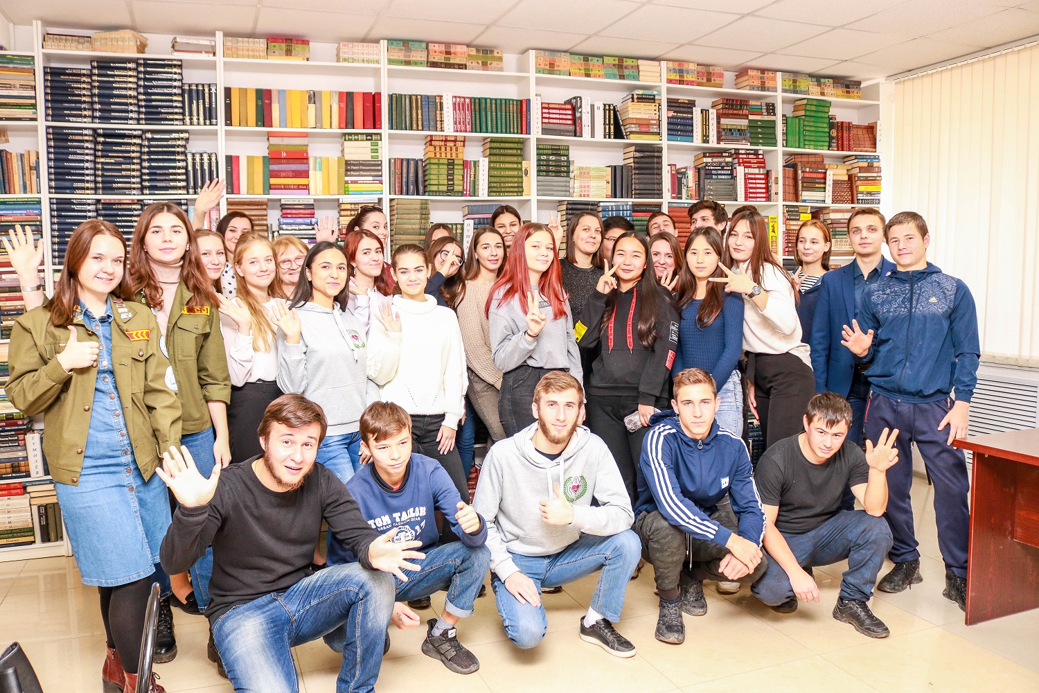 День библиотек молодежь. Астраханская библиотека для молодежи им б Шаховского. Молодежь в библиотеке. Молодежь в библиотеке библиотека для молодежи. Добровольцы в библиотеке.