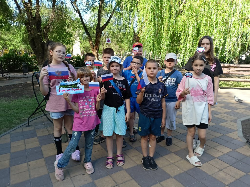 Библиотека для молодежи провела творческую площадку ко Дню России в сквере им. Г. Тукая